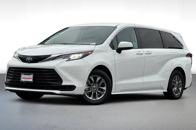 2023 Toyota Sienna LE AWD photo