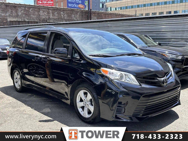 2020 Toyota Sienna LE Auto Access Seat FWD photo