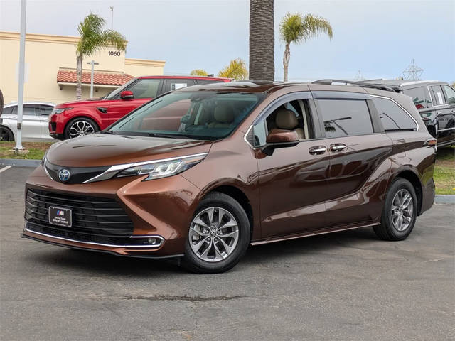 2021 Toyota Sienna XLE FWD photo