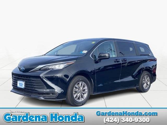 2023 Toyota Sienna LE FWD photo