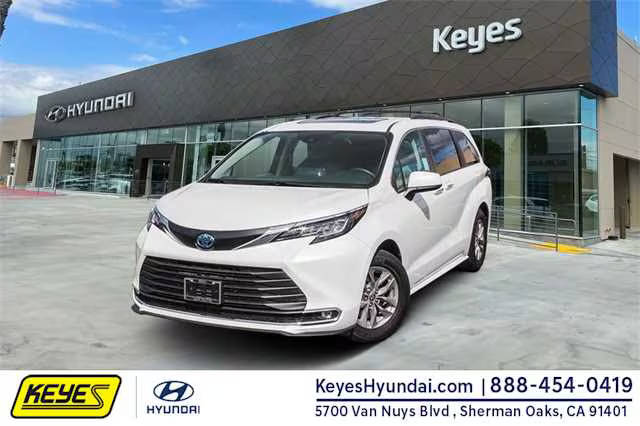 2022 Toyota Sienna XLE FWD photo