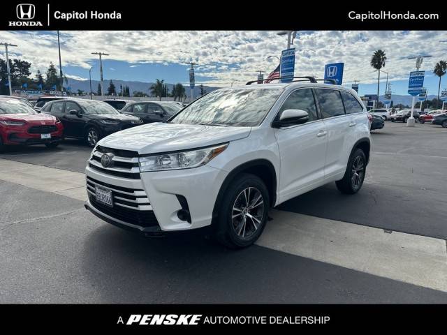 2017 Toyota Highlander LE FWD photo