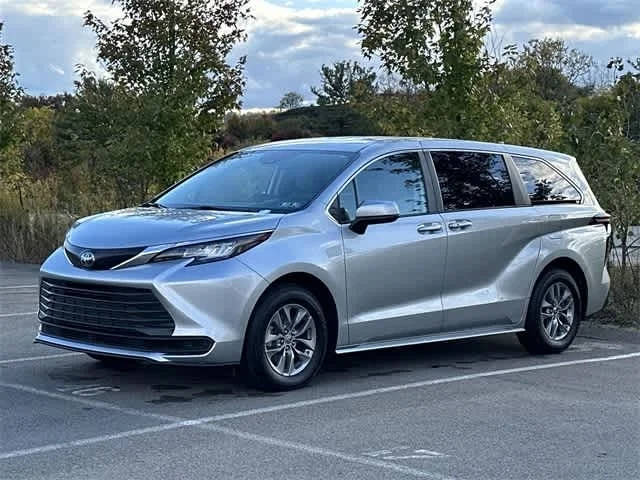 2023 Toyota Sienna LE AWD photo