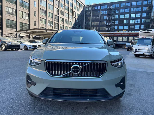 2023 Volvo XC40 Plus Bright Theme AWD photo