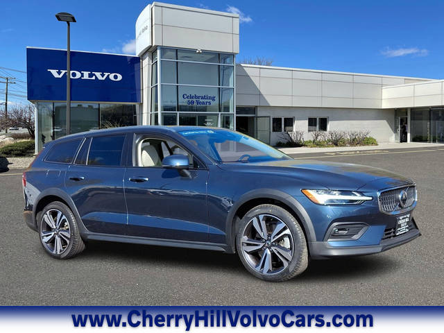 2023 Volvo V60 Cross Country Plus AWD photo