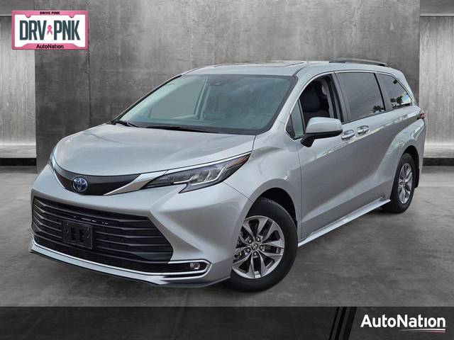 2022 Toyota Sienna XLE FWD photo