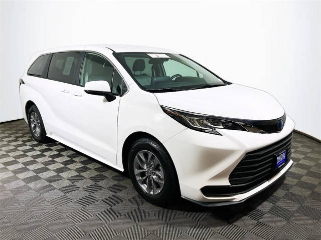 2022 Toyota Sienna LE FWD photo