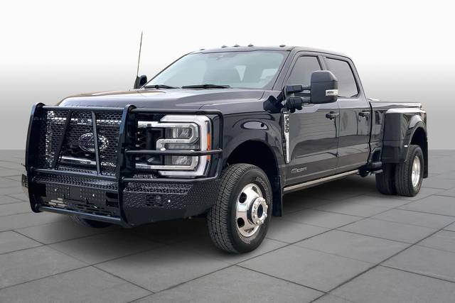 2023 Ford F-350 Super Duty LARIAT 4WD photo