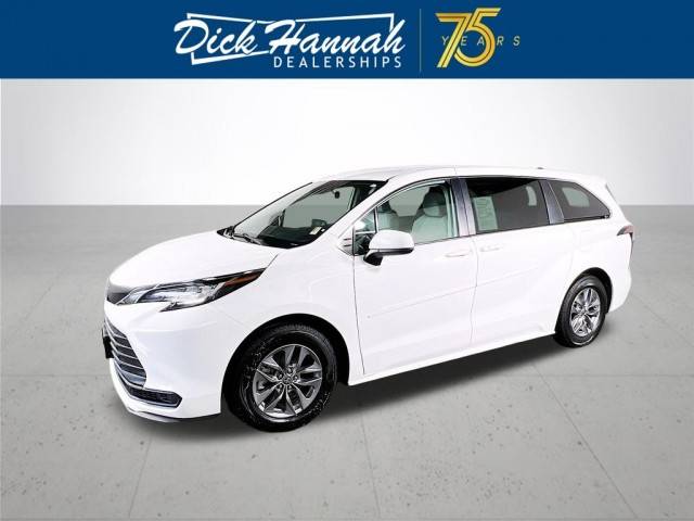 2022 Toyota Sienna LE FWD photo