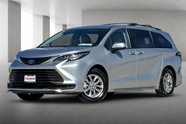 2022 Toyota Sienna LE FWD photo