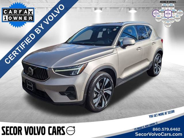 2023 Volvo XC40 Plus Bright Theme AWD photo