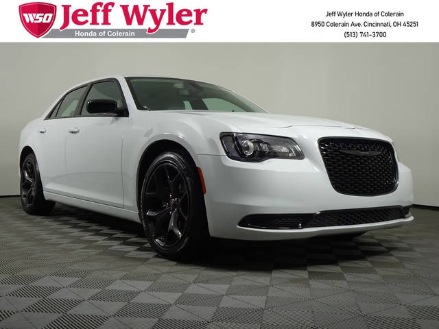 2023 Chrysler 300 Touring RWD photo