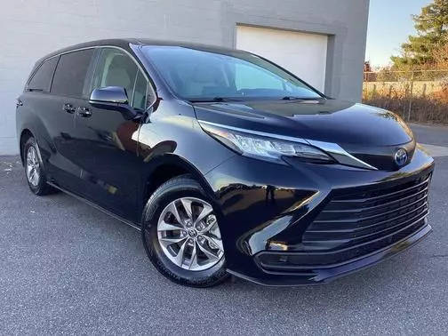 2022 Toyota Sienna LE AWD photo