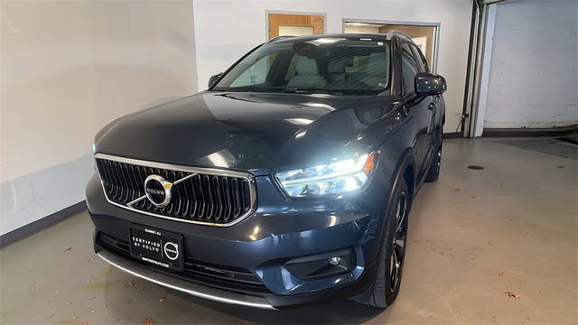 2022 Volvo XC40 Momentum AWD photo