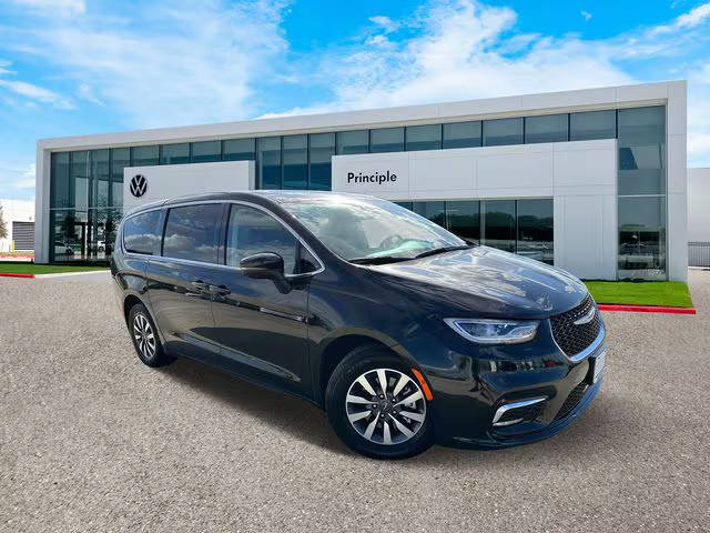 2022 Chrysler Pacifica Minivan Touring L FWD photo