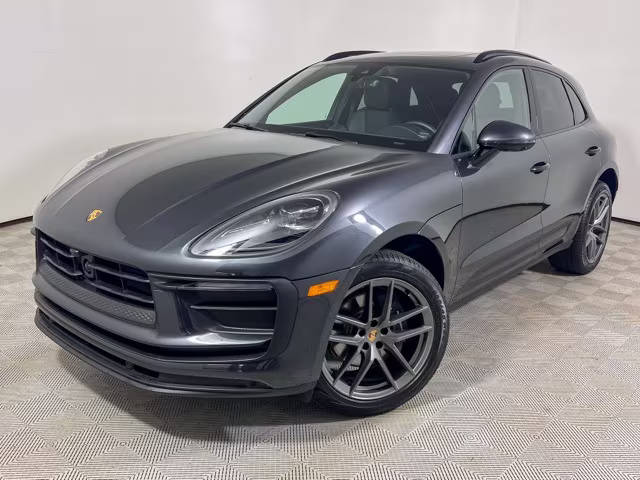 2023 Porsche Macan  AWD photo