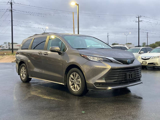 2023 Toyota Sienna LE FWD photo