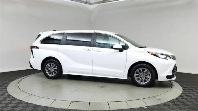 2023 Toyota Sienna LE FWD photo