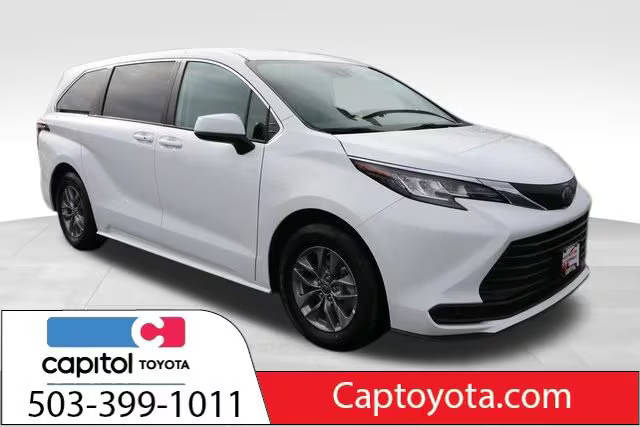 2023 Toyota Sienna LE FWD photo