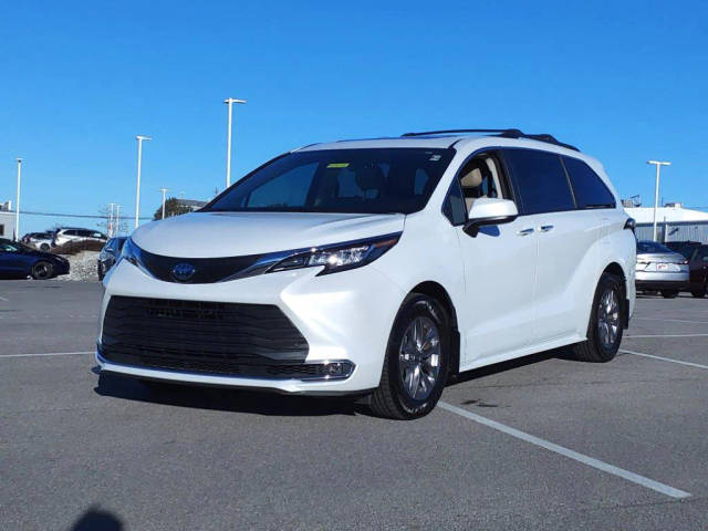 2022 Toyota Sienna XLE FWD photo