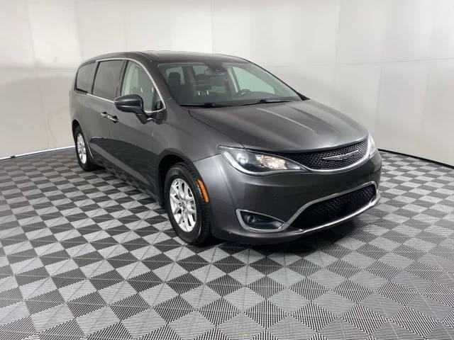 2020 Chrysler Pacifica Minivan Touring FWD photo