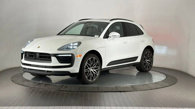 2023 Porsche Macan  AWD photo