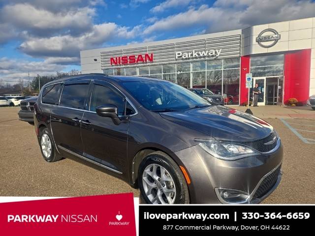 2017 Chrysler Pacifica Minivan Touring-L FWD photo