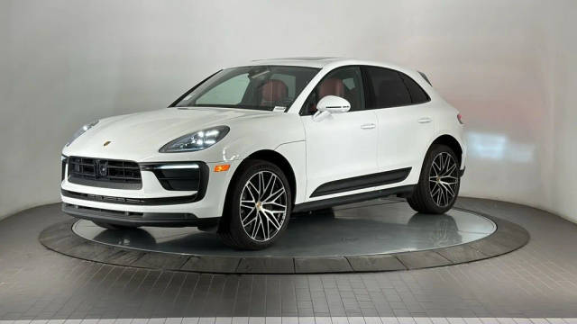 2023 Porsche Macan  AWD photo