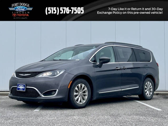 2017 Chrysler Pacifica Minivan Touring-L FWD photo