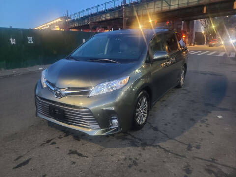 2020 Toyota Sienna XLE Auto Access Seat FWD photo