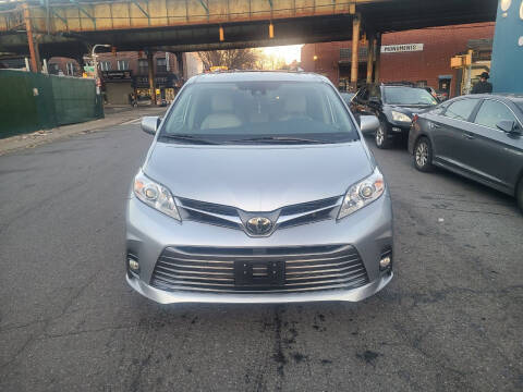 2020 Toyota Sienna XLE Auto Access Seat FWD photo