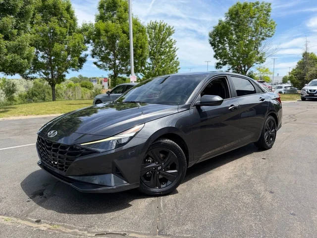 2023 Hyundai Elantra SEL FWD photo