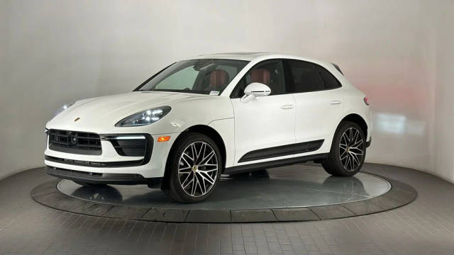 2023 Porsche Macan  AWD photo