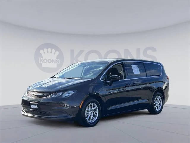 2022 Chrysler Voyager LX FWD photo