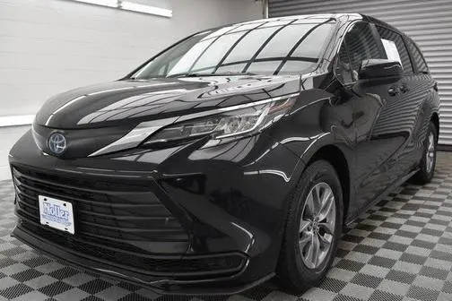 2023 Toyota Sienna LE FWD photo