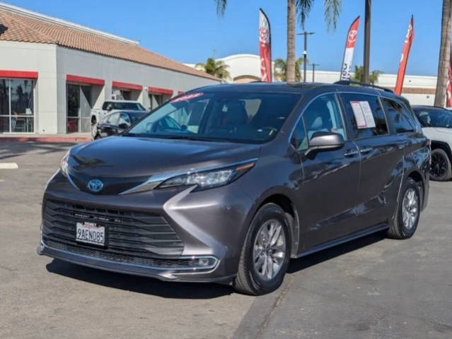 2022 Toyota Sienna XLE FWD photo