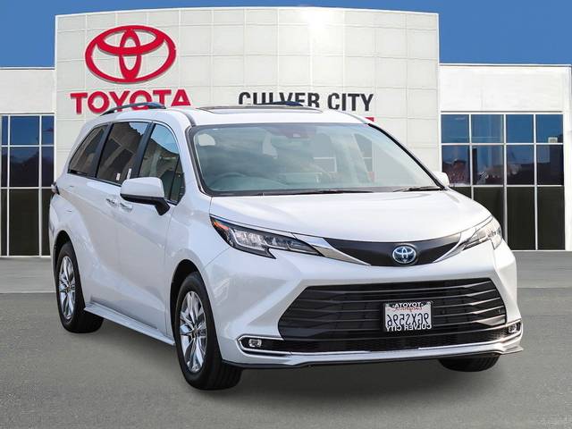 2023 Toyota Sienna XLE FWD photo