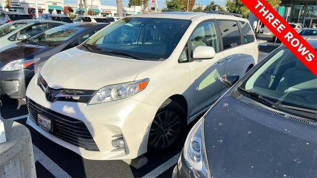 2020 Toyota Sienna XLE FWD photo