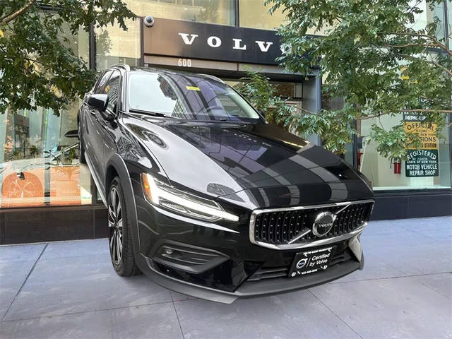 2023 Volvo V60 Cross Country Ultimate AWD photo