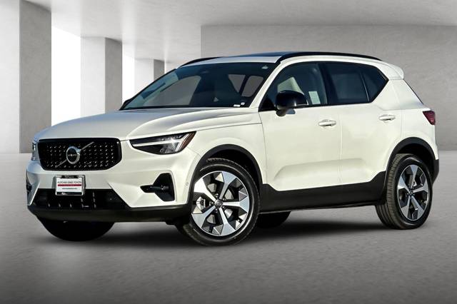 2023 Volvo XC40 Ultimate Dark Theme FWD photo