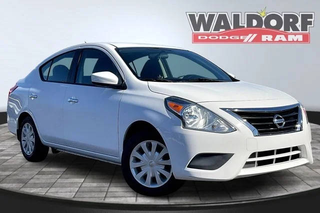 2015 Nissan Versa SV FWD photo