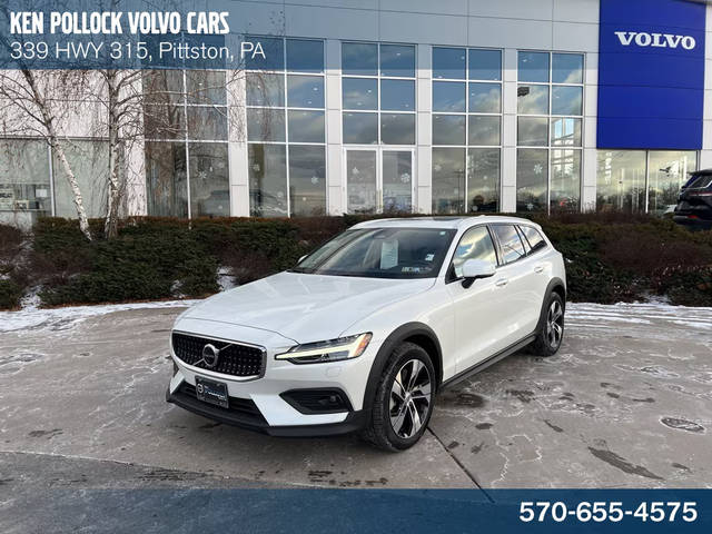 2023 Volvo V60 Cross Country Plus AWD photo