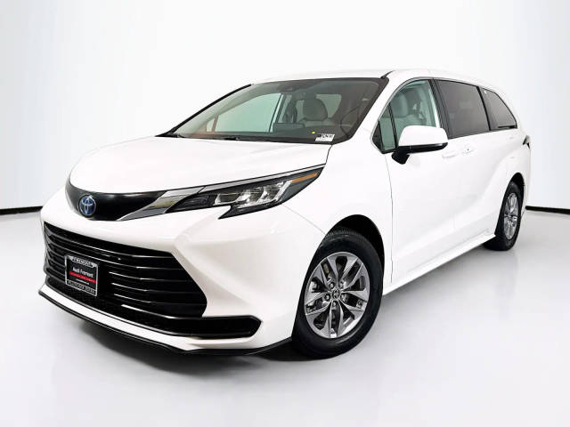 2023 Toyota Sienna LE AWD photo