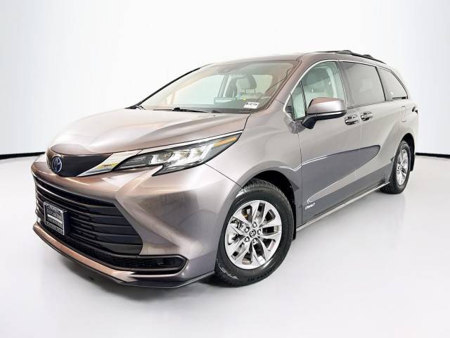 2021 Toyota Sienna LE FWD photo