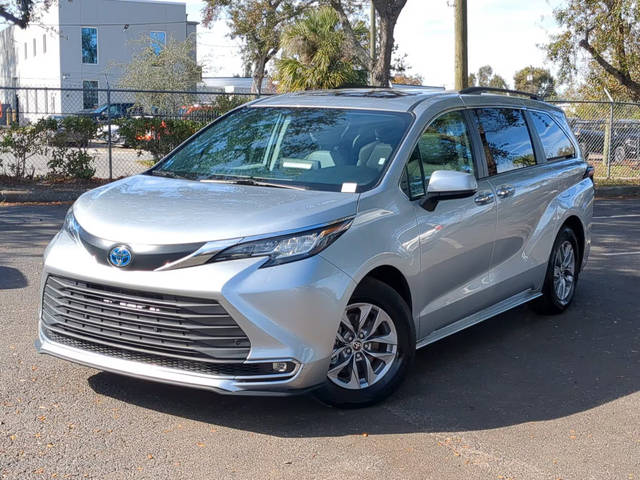 2023 Toyota Sienna XLE FWD photo