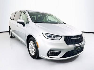 2023 Chrysler Pacifica Minivan Touring L FWD photo