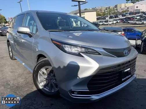 2022 Toyota Sienna XLE FWD photo