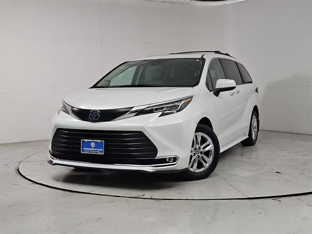 2022 Toyota Sienna XLE FWD photo