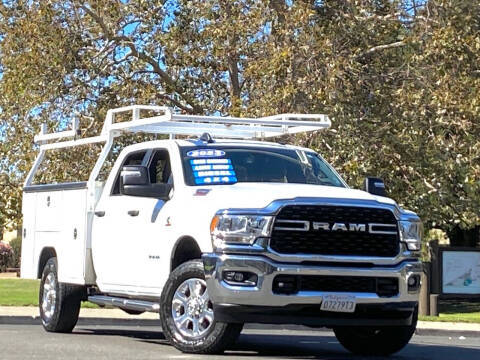 2023 Ram 3500 Big Horn 4WD photo