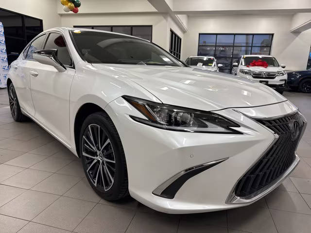 2022 Lexus ES ES 300h FWD photo